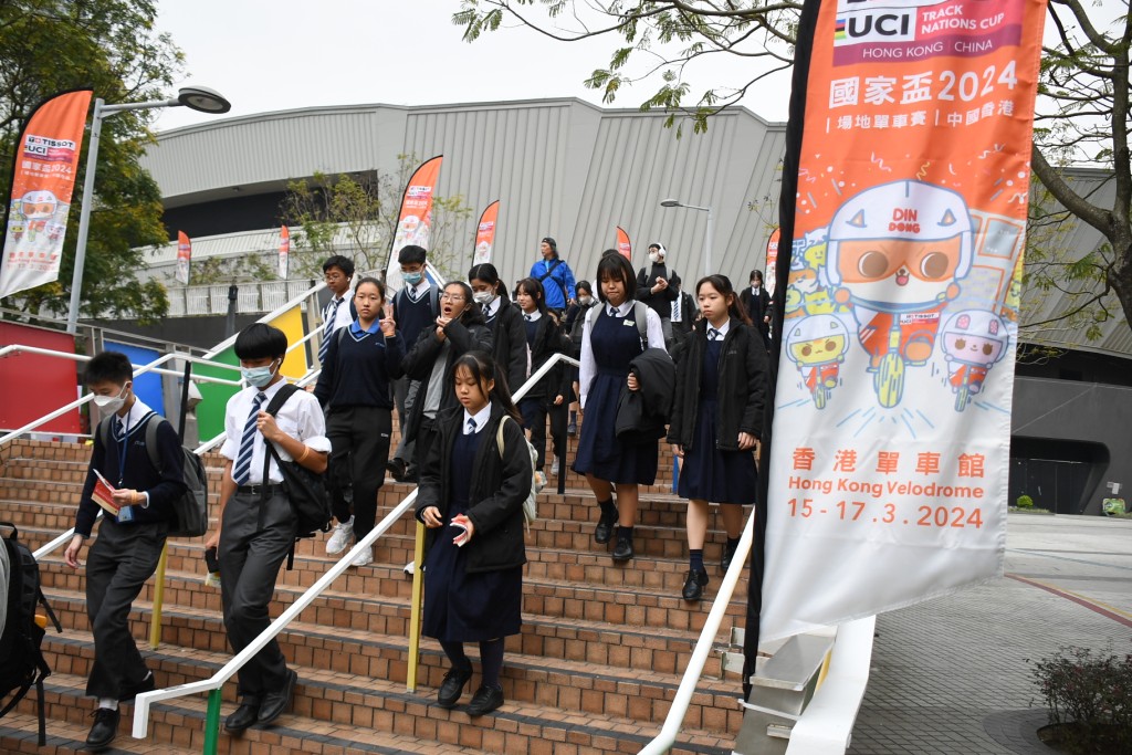  UCI国家杯场地单车赛香港站，学生入场观战8087金沙娱场城官网。吴家祺摄